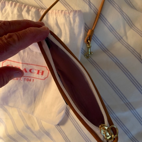 Coach Wristlet Hampton Weekend Collection - Picture 3 of 8